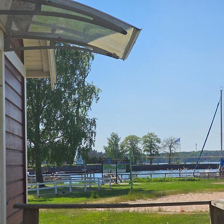 Kanalkrogen Stugor Sjötorp Buitenkant foto