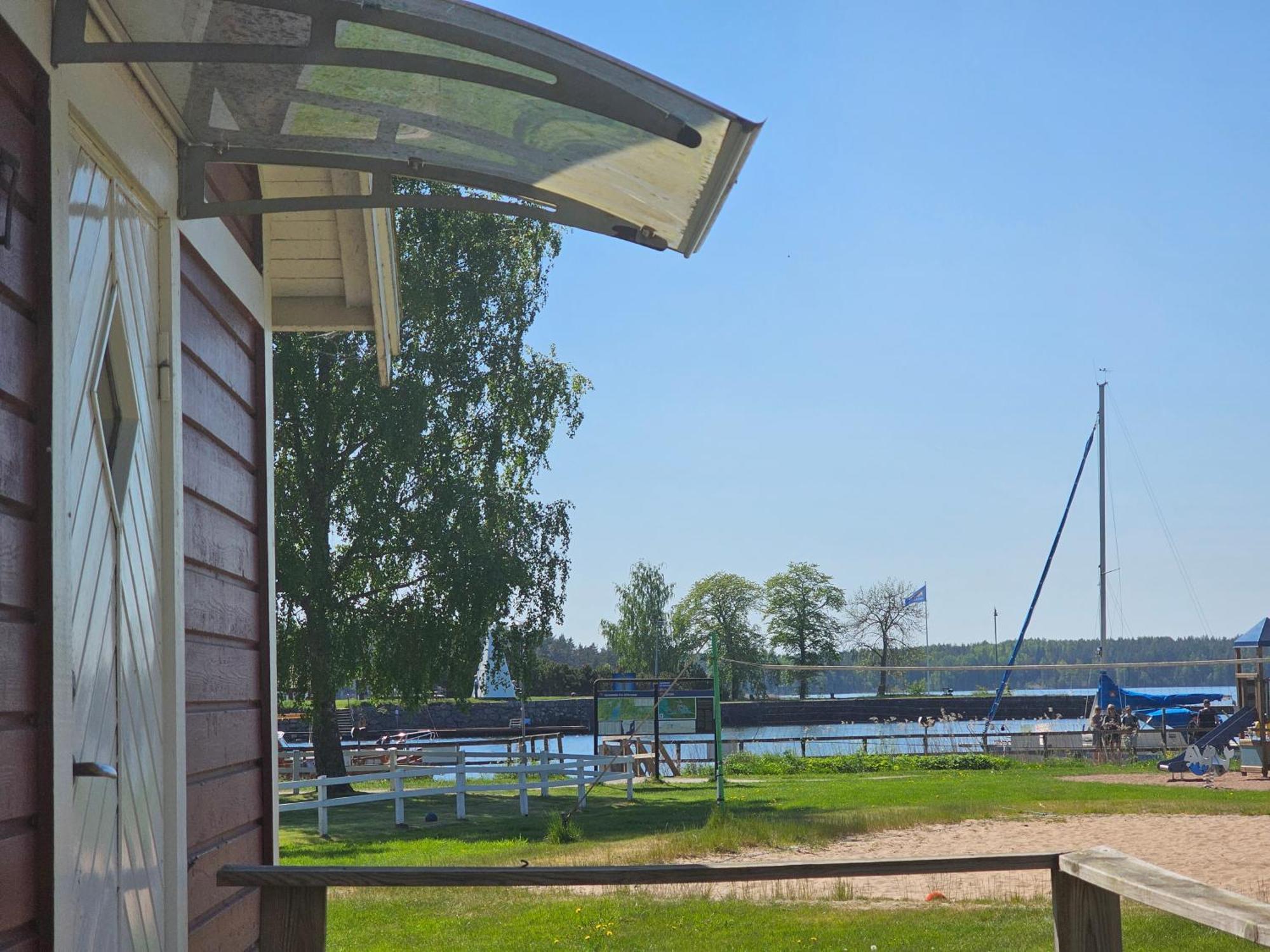 Kanalkrogen Stugor Sjötorp Buitenkant foto
