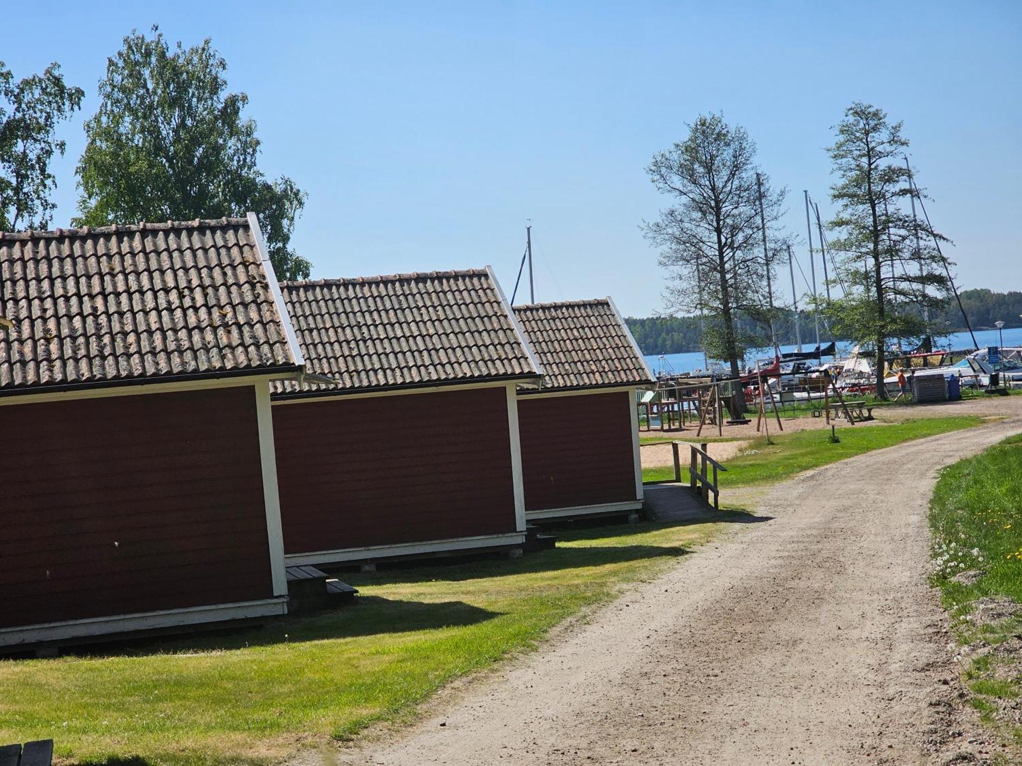 Kanalkrogen Stugor Sjötorp Buitenkant foto
