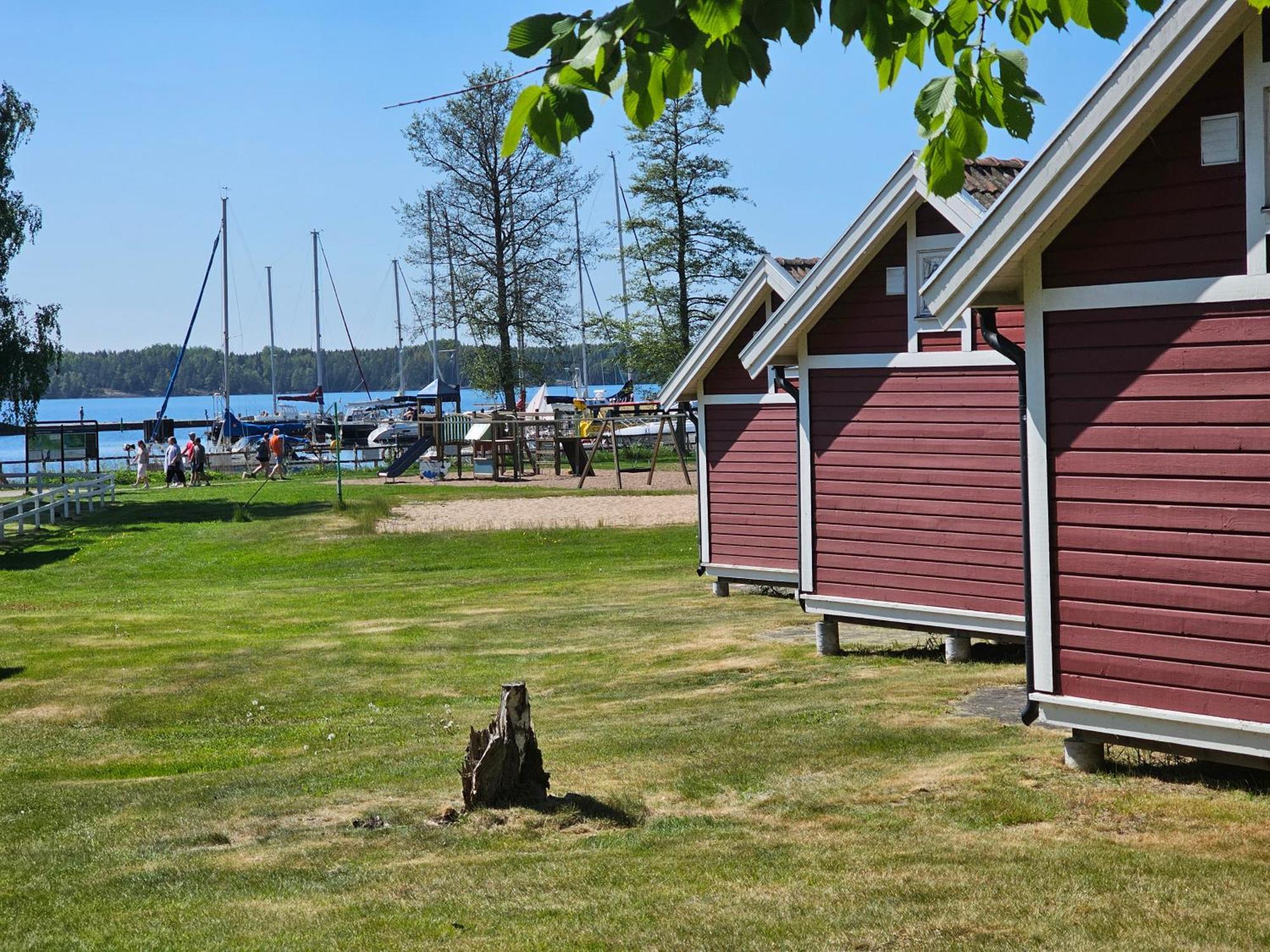 Kanalkrogen Stugor Sjötorp Buitenkant foto