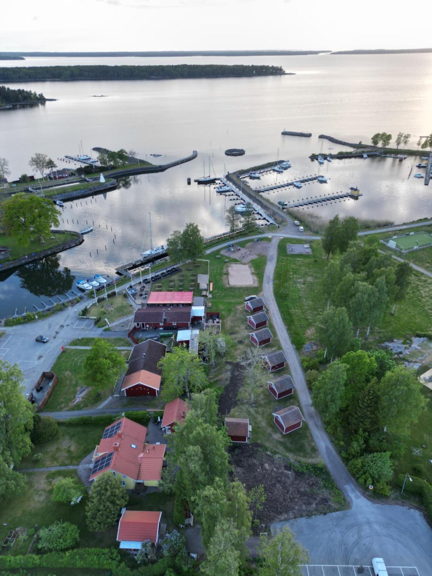 Kanalkrogen Stugor Sjötorp Buitenkant foto