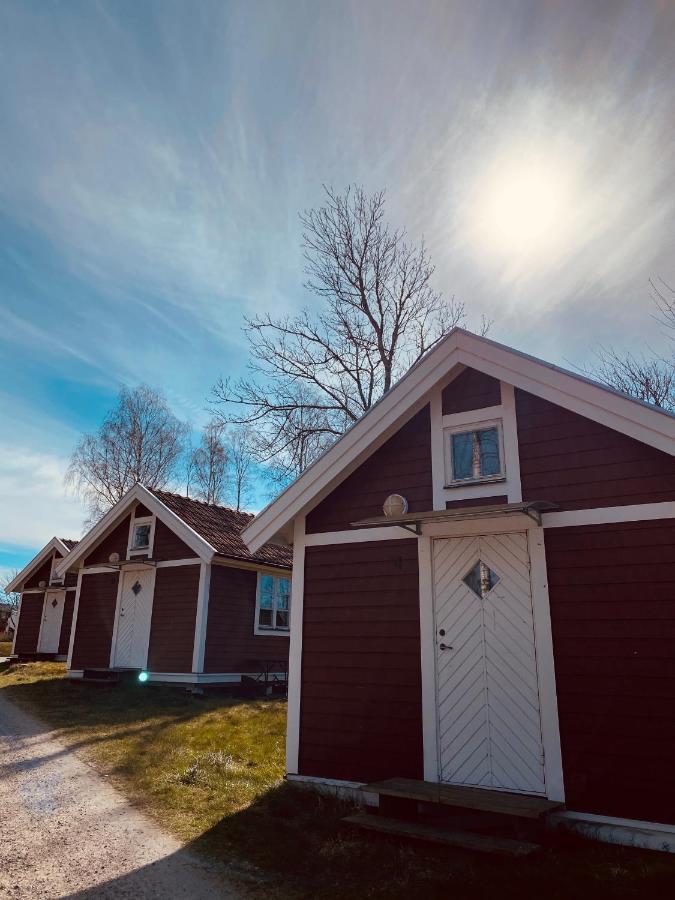 Kanalkrogen Stugor Sjötorp Buitenkant foto